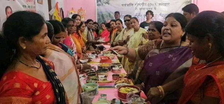 बोकारो में कम तेल की थाली अभियान के दौरान व्यंजनों की प्रदर्शनी लगाती भाजपा महिला मोर्चा की महिलाएं