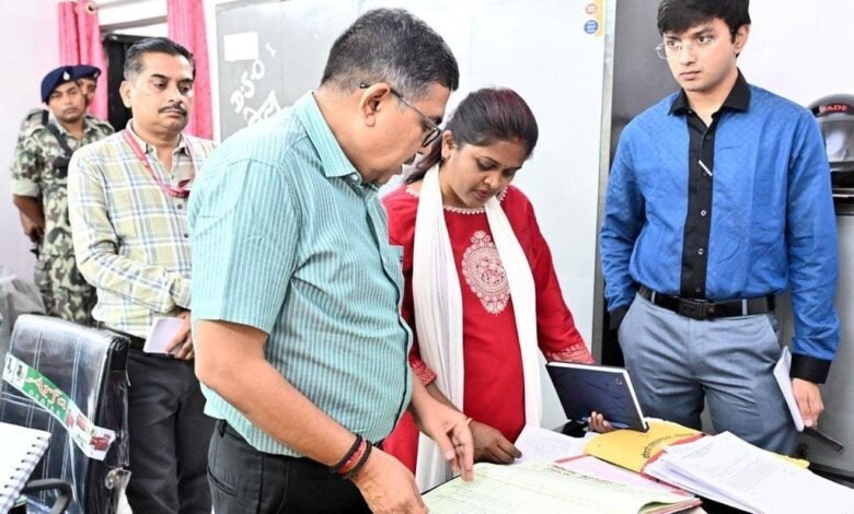 जिला खेल कार्यालय का निरीक्षण करते उपायुक्त अजय नाथ झा