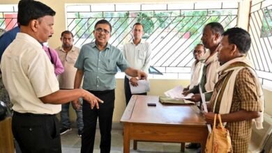 जिला कोषागार कार्यालय का निरीक्षण करते उपायुक्त अजय नाथ झा