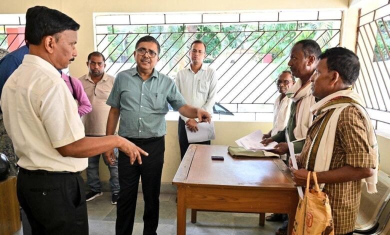 जिला कोषागार कार्यालय का निरीक्षण करते उपायुक्त अजय नाथ झा