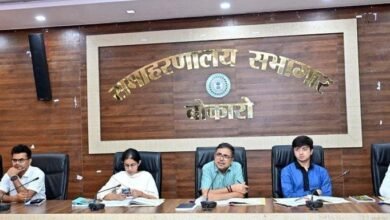 बोकारो समाहरणालय में आयोजित जिला स्तरीय CSR समीक्षा बैठक में उपस्थित अधिकारी और उद्योग प्रतिनिधि