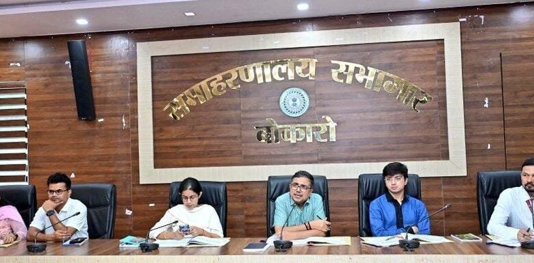 बोकारो समाहरणालय में आयोजित जिला स्तरीय CSR समीक्षा बैठक में उपस्थित अधिकारी और उद्योग प्रतिनिधि