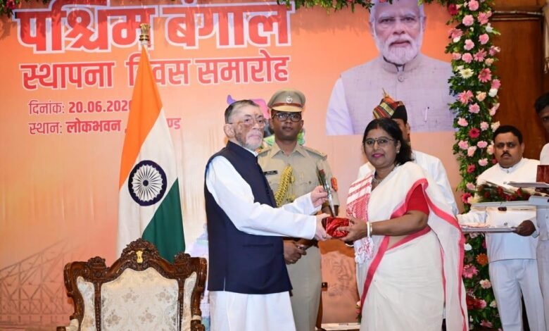 पश्चिम बंगाल स्थापना दिवस समारोह में संबोधित करते राज्यपाल संतोष कुमार गंगवार