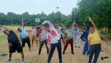 बोकारो सेक्टर-5 मैदान में अंतरराष्ट्रीय योग दिवस पर योगाभ्यास करते प्रतिभागी
