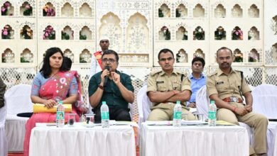 बोकारो में मुहर्रम को लेकर आयोजित जिला शांति समिति की बैठक में मौजूद अधिकारी