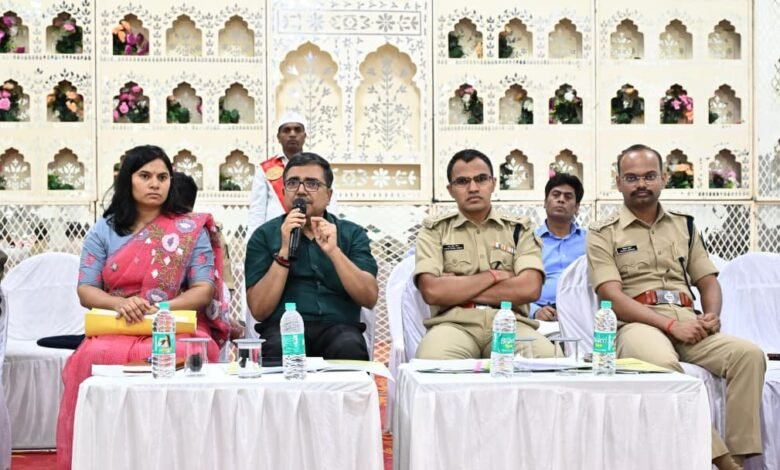 बोकारो में मुहर्रम को लेकर आयोजित जिला शांति समिति की बैठक में मौजूद अधिकारी