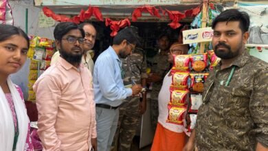 कसमार में COTPA कानून के तहत तंबाकू दुकानों की जांच करती संयुक्त छापामारी टीम