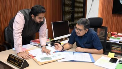 बोकारो समाहरणालय में आयोजित जिला गंगा समिति की बैठक को संबोधित करते उपायुक्त अजय नाथ झा