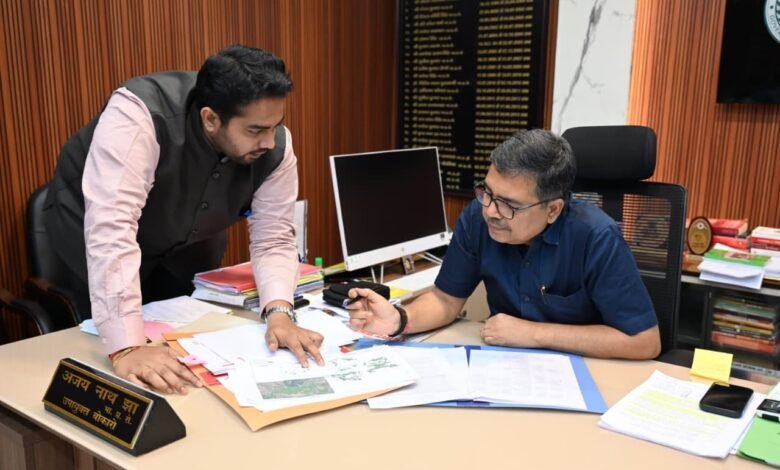 बोकारो समाहरणालय में आयोजित जिला गंगा समिति की बैठक को संबोधित करते उपायुक्त अजय नाथ झा