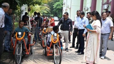 बोकारो में दिव्यांग लाभुकों को बैटरी चालित ट्राई साइकिल वितरित करते उपायुक्त अजय नाथ झा