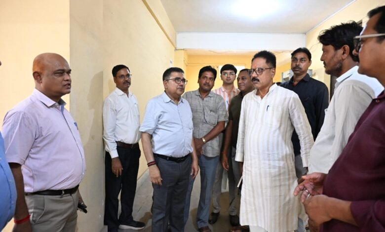 बोकारो में ईवीएम वेयरहाउस का निरीक्षण करते डीईओ सह उपायुक्त अजय नाथ झा