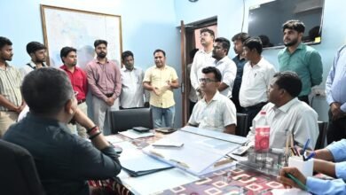 बोकारो में जिला नजारत कार्यालय का निरीक्षण करते उपायुक्त अजय नाथ झा
