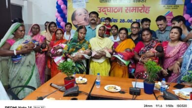 बोकारो सदर अस्पताल में बच्चों को पोलियो की खुराक पिलाते सिविल सर्जन