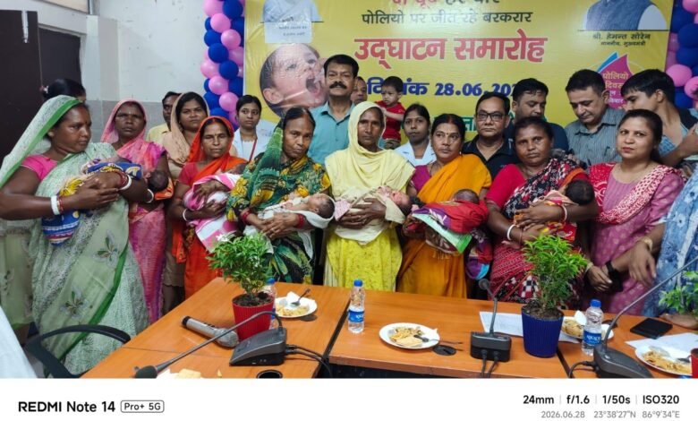 बोकारो सदर अस्पताल में बच्चों को पोलियो की खुराक पिलाते सिविल सर्जन