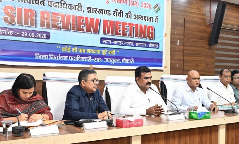 बोकारो समाहरणालय में एसआईआर-2026 की समीक्षा बैठक करते मुख्य निर्वाचन पदाधिकारी के. रवि कुमार।