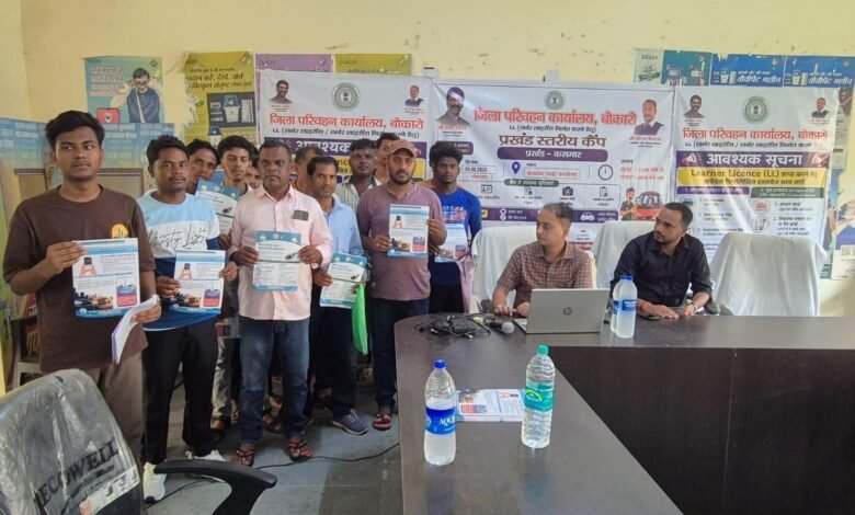 कसमार प्रखंड कार्यालय में आयोजित लर्निंग लाइसेंस शिविर में ऑनलाइन परीक्षा देते अभ्यर्थी।