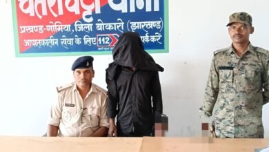 चोरी की बाइक मामले में गिरफ्तार आरोपी के साथ चतरोचट्टी पुलिस