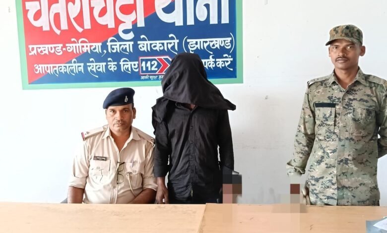 चोरी की बाइक मामले में गिरफ्तार आरोपी के साथ चतरोचट्टी पुलिस