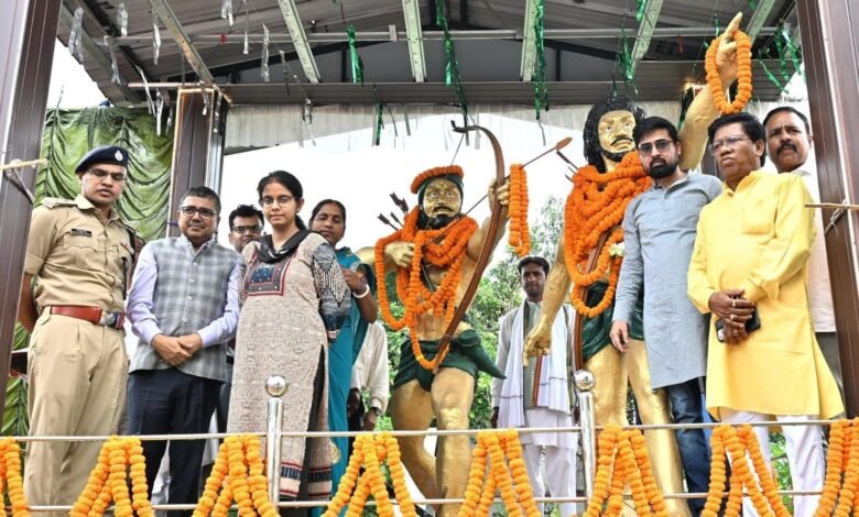 हूल दिवस पर चास आईटीआई मोड़ स्थित सिदो-कान्हू की प्रतिमा पर श्रद्धांजलि अर्पित करते डीसी, एसपी और डीडीसी।