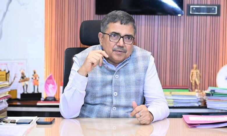 SIR-2026 अभियान की समीक्षा बैठक में अधिकारियों को निर्देश देते उपायुक्त अजय नाथ झा।