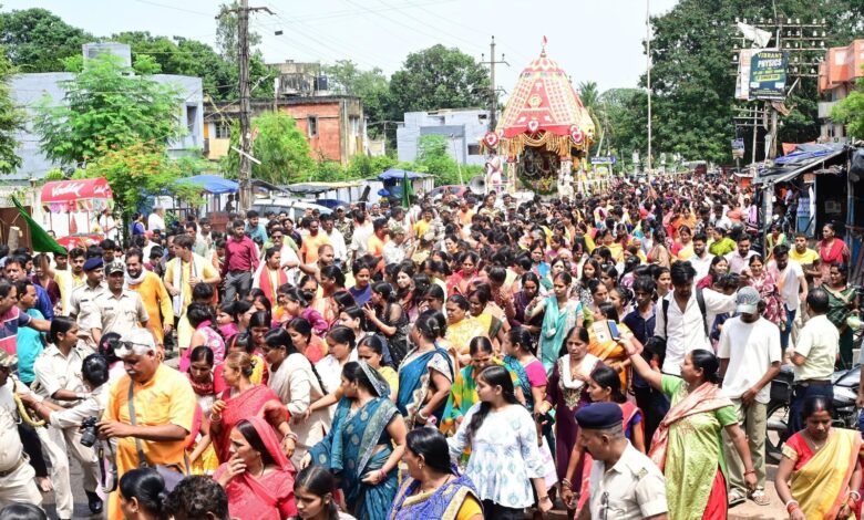 Devotees pulling Lord Jagannath Bahuda Rath during the return journey in Bokaro