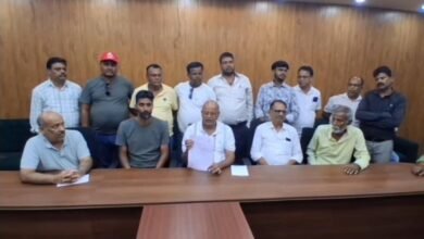 धनबाद में प्रेस वार्ता के दौरान सांसद ढुल्लू महतो पर आरोप लगाते विधायक अरूप चटर्जी