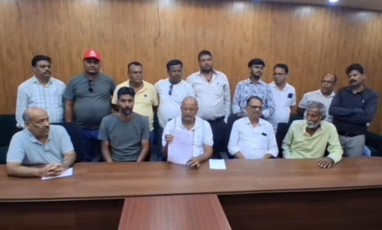 धनबाद में प्रेस वार्ता के दौरान सांसद ढुल्लू महतो पर आरोप लगाते विधायक अरूप चटर्जी