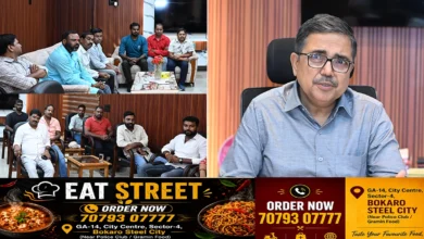 विस्थापित अप्रेंटिस संघ के प्रतिनिधियों के साथ बैठक करते डीसी अजय नाथ झा