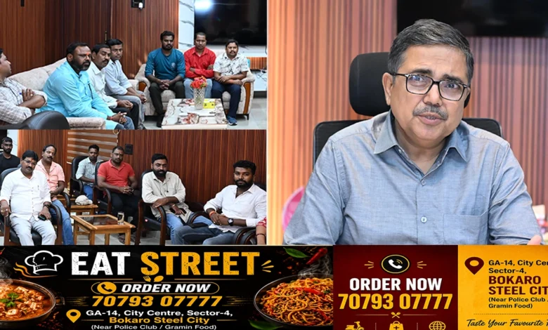 विस्थापित अप्रेंटिस संघ के प्रतिनिधियों के साथ बैठक करते डीसी अजय नाथ झा