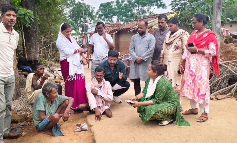 लोबिन हेंब्रम के घर पहुंचकर जांच करती कसमार बीडीओ नम्रता जोशी