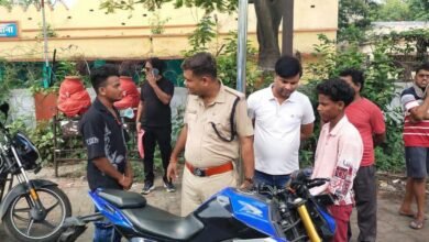 बेरमो थाना के सामने वाहन जांच अभियान चलाती पुलिस