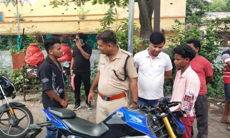 बेरमो थाना के सामने वाहन जांच अभियान चलाती पुलिस