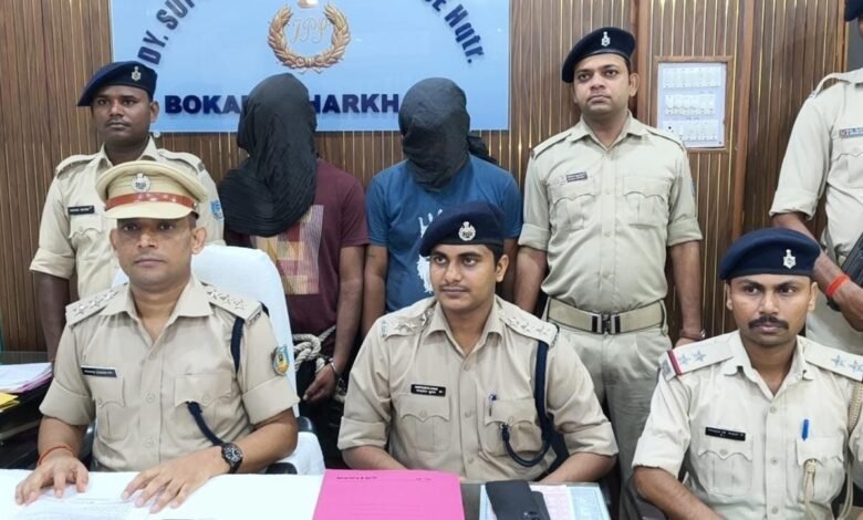 बोकारो पुलिस द्वारा गिरफ्तार साइबर ठगी के आरोपी और बरामद मोबाइल व सिम कार्ड