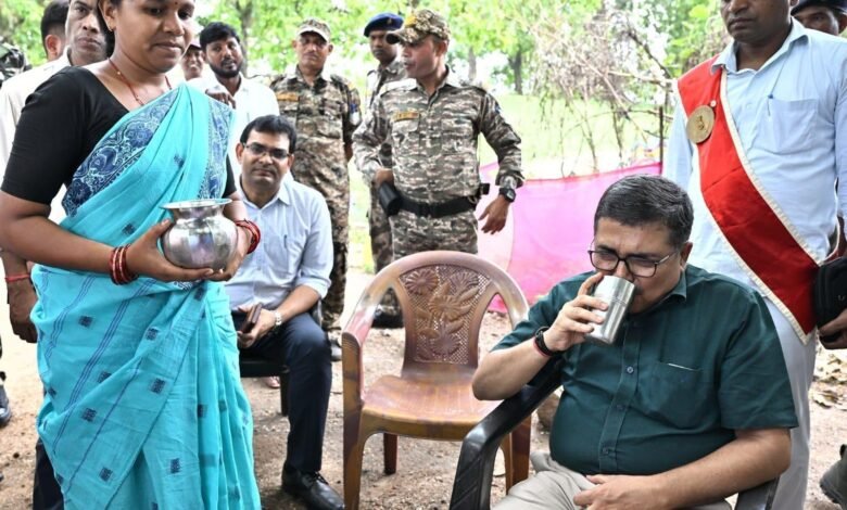 गोमिया के बिरहोर टांडा में ग्रामीणों से संवाद करते डीसी अजय नाथ झा