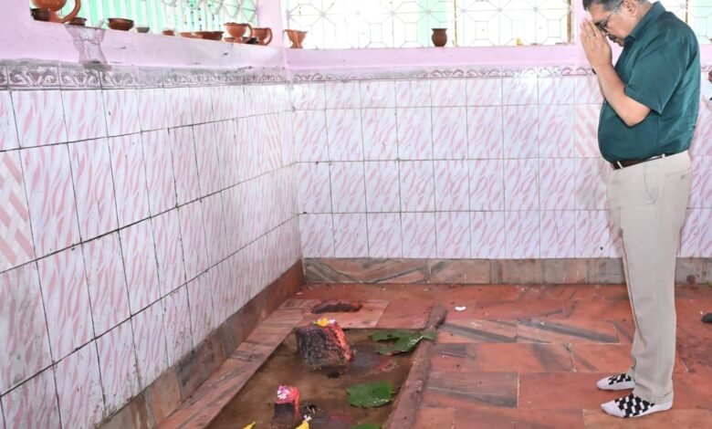 लुगुबुरु घांटाबाड़ी धोरोमगाढ़ में पूजा-अर्चना करते उपायुक्त अजय नाथ झा