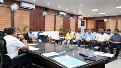 बोकारो समाहरणालय में SIR-2026 अभियान को लेकर बीएसएल अधिकारियों के साथ बैठक करते डीसी अजय नाथ झा