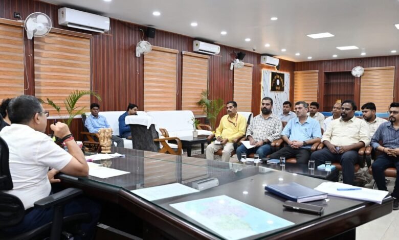 बोकारो समाहरणालय में SIR-2026 अभियान को लेकर बीएसएल अधिकारियों के साथ बैठक करते डीसी अजय नाथ झा