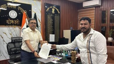 उपायुक्त को चीरा चास की बिजली समस्या संबंधी ज्ञापन सौंपते सांसद प्रतिनिधि कनक कुमार