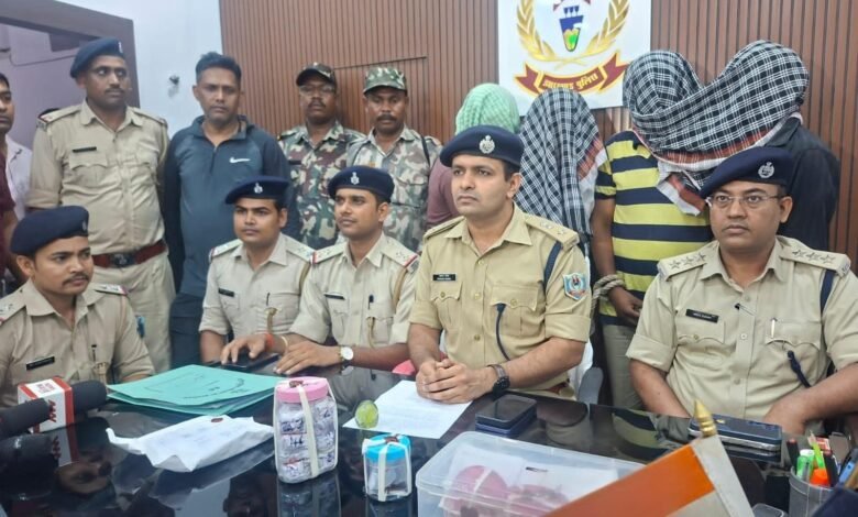 Police displaying seized brown sugar packets and cash after raid in Ranchi