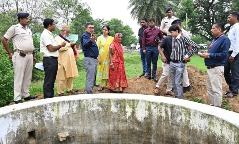 Bokaro DC and DDC inspecting MGNREGA Birsa Irrigation Well and Abua Awas Scheme in Chakulia village