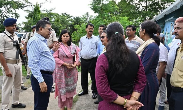 Bokaro DC inspecting health facilities at Observation Home and medical camp
