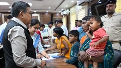 लोक संवाद कार्यक्रम में आमजन की समस्याएं सुनते उपायुक्त अजय नाथ झा