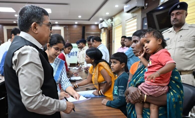 लोक संवाद कार्यक्रम में आमजन की समस्याएं सुनते उपायुक्त अजय नाथ झा