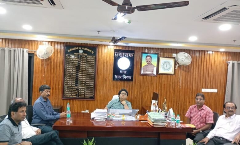 Bokaro Chamber delegation submitting memorandum to Chas Municipal Commissioner