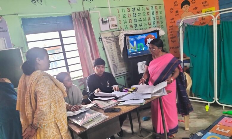 बोकारो में प्रशिक्षु IAS डॉ. अरविंद राधाकृष्णन आंगनबाड़ी केंद्र का निरीक्षण करते हुए
