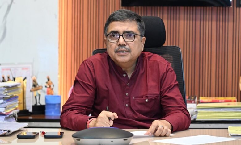 बोकारो डीसी अजय नाथ झा SIR-2026 डिजिटाइजेशन समीक्षा बैठक करते हुए