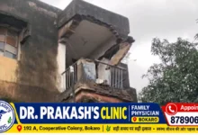 बोकारो सेक्टर-12/E के क्वार्टर में बारिश के दौरान गिरा तीसरी मंजिल का छज्जा