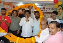 धनबाद में बिनोद बिहारी महतो जयंती समारोह में श्रद्धासुमन अर्पित करते नेता