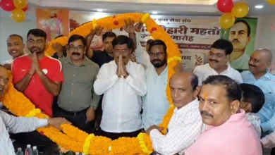 धनबाद में बिनोद बिहारी महतो जयंती समारोह में श्रद्धासुमन अर्पित करते नेता