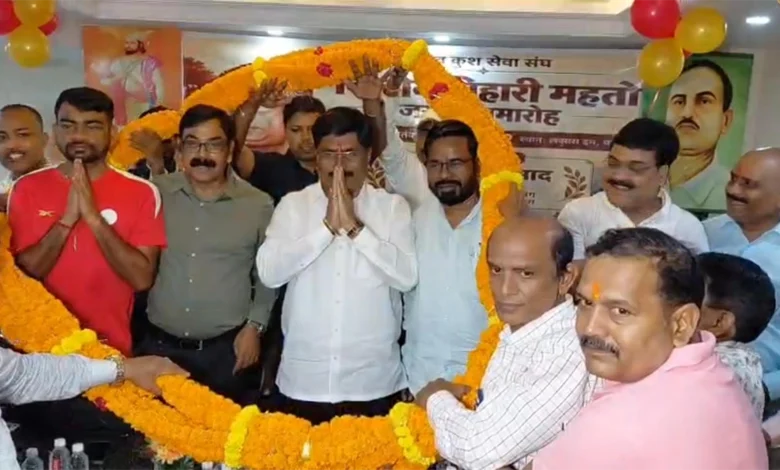 धनबाद में बिनोद बिहारी महतो जयंती समारोह में श्रद्धासुमन अर्पित करते नेता